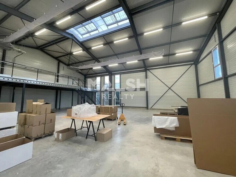 Light Industrial in Chassieu to rent - Interior Photo - Image 2 of 7