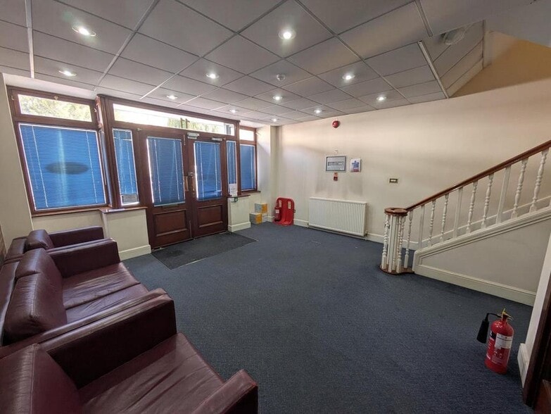 9-15 Windsor St, Chertsey to rent - Building Photo - Image 3 of 12