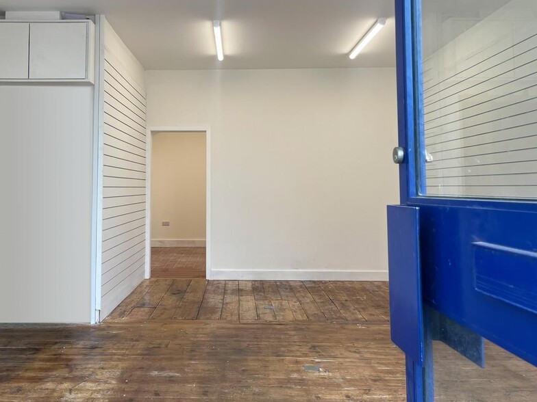 59 High St, Bembridge to rent - Building Photo - Image 3 of 7