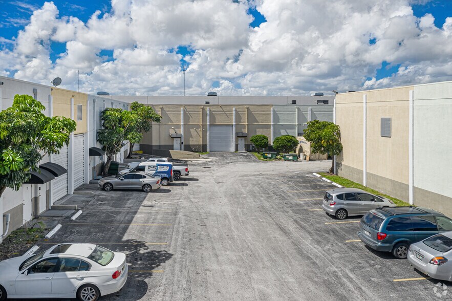 1975-1981 S Park Rd, Hallandale, FL for rent - Building Photo - Image 3 of 19