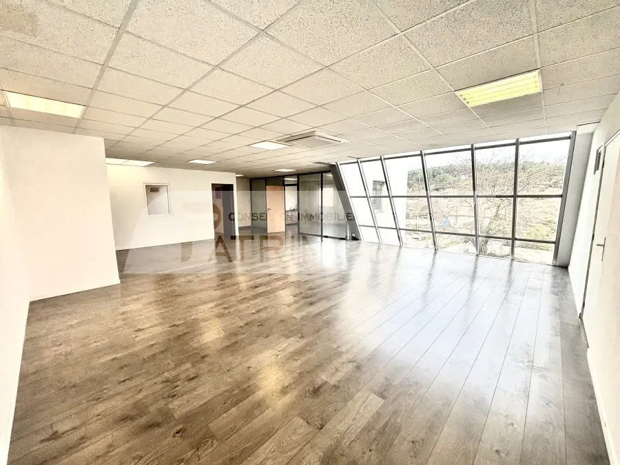 Retail in Aubagne to rent Building Photo- Image 1 of 19