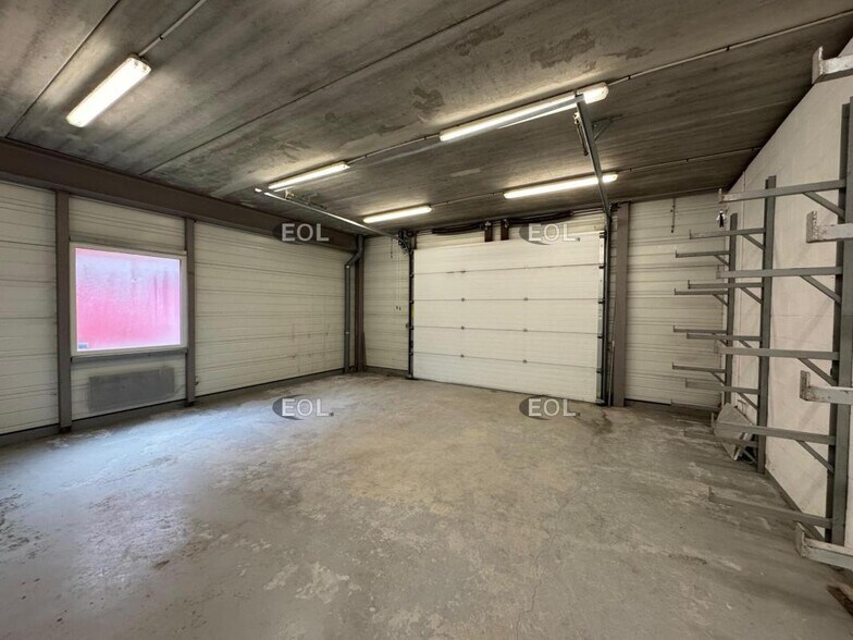 Light Industrial in Champs-sur-Marne to rent - Interior Photo - Image 1 of 9