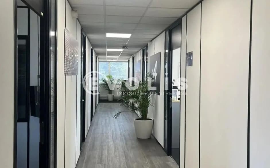 Light Industrial in Les Ulis to rent - Building Photo - Image 3 of 9