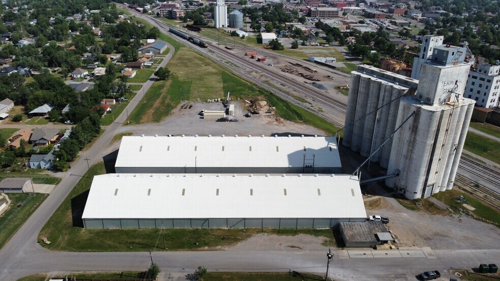 220 W Oak St, El Reno, OK for rent - Building Photo - Image 1 of 4