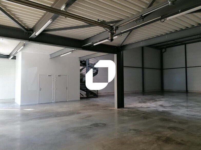 Light Industrial in Saint-Genis-Laval for sale - Interior Photo - Image 3 of 16