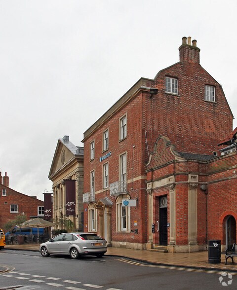 2 The Square, Abingdon to rent - Building Photo - Image 2 of 3