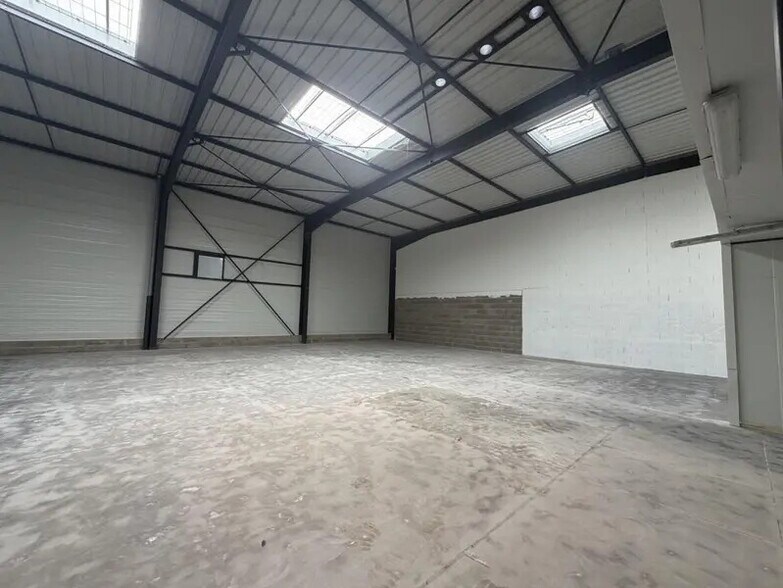 Light Industrial in Vénissieux for sale - Interior Photo - Image 2 of 9