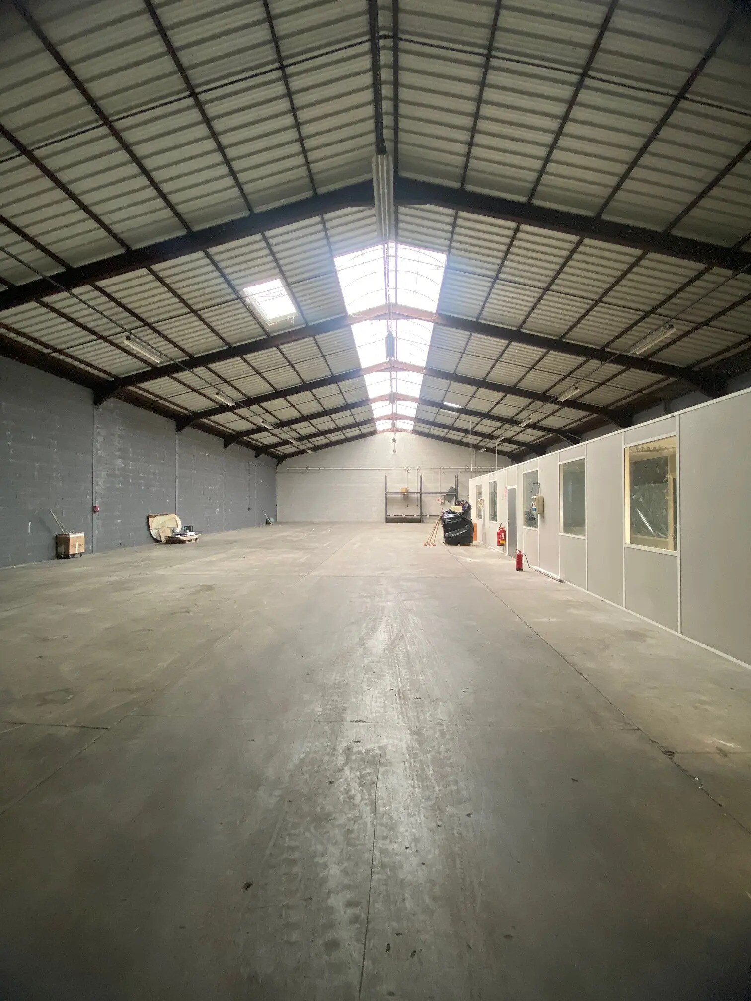 Light Industrial in Brignais to rent Interior Photo- Image 1 of 4