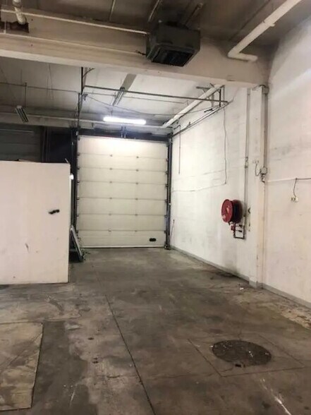 Light Industrial in Fontenay-sous-Bois to rent - Interior Photo - Image 2 of 9