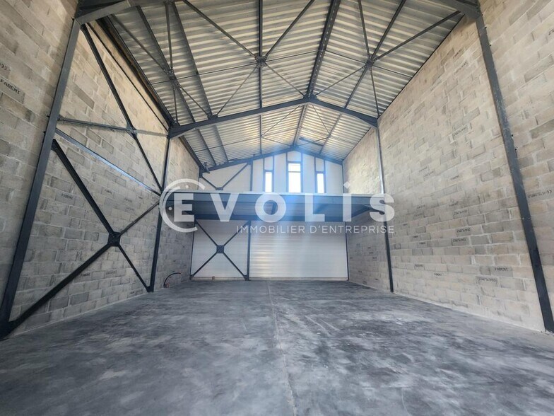 Light Industrial in Pont-de-Chéruy to rent - Interior Photo - Image 3 of 11