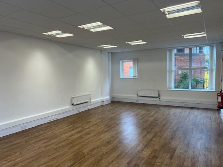 254 High St, Guildford to rent - Building Photo - Image 3 of 13