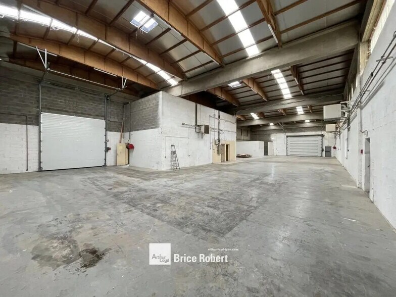 Light Industrial in Chassieu to rent - Interior Photo - Image 2 of 10
