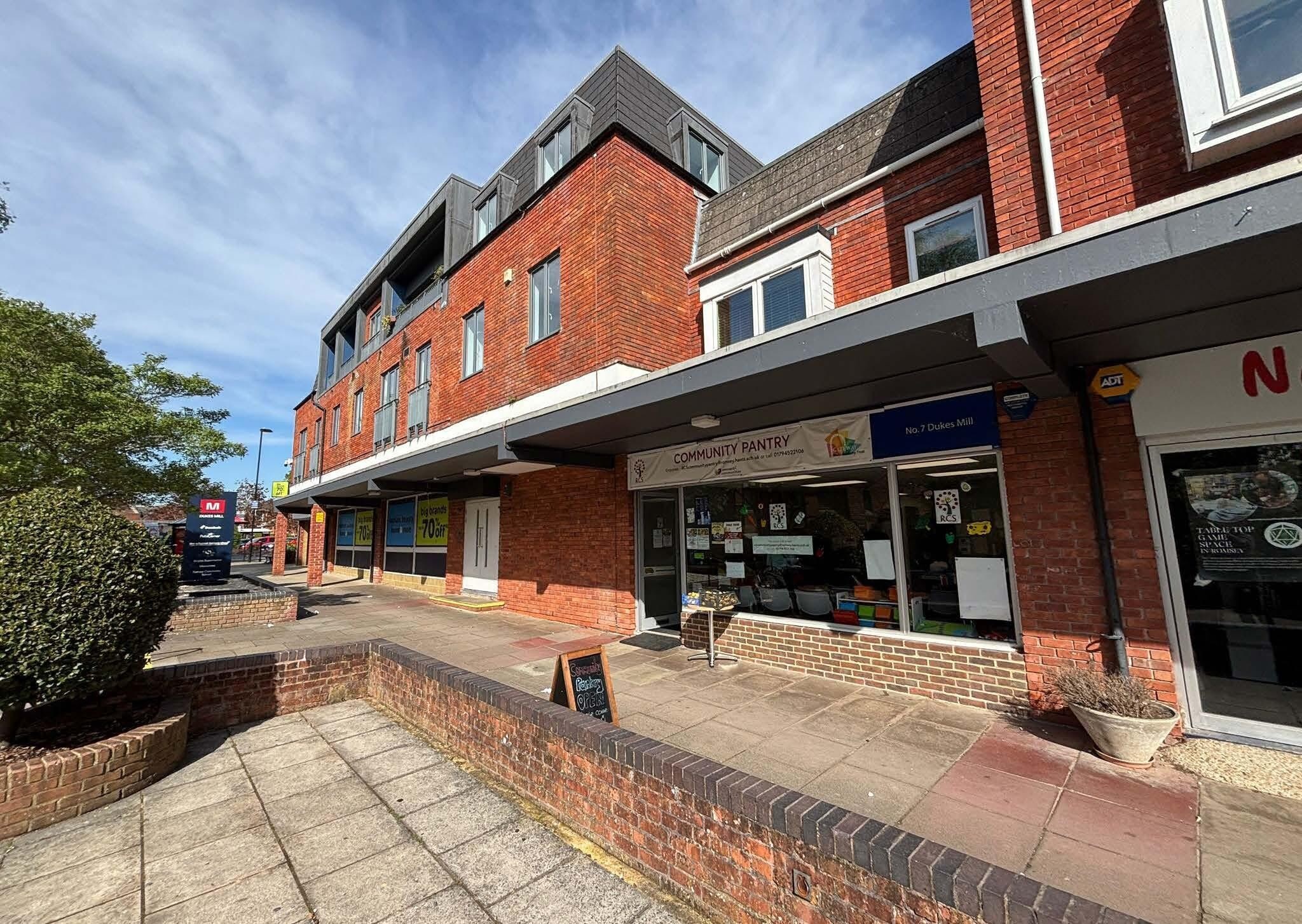 Broadwater Rd, Romsey to rent Building Photo- Image 1 of 2