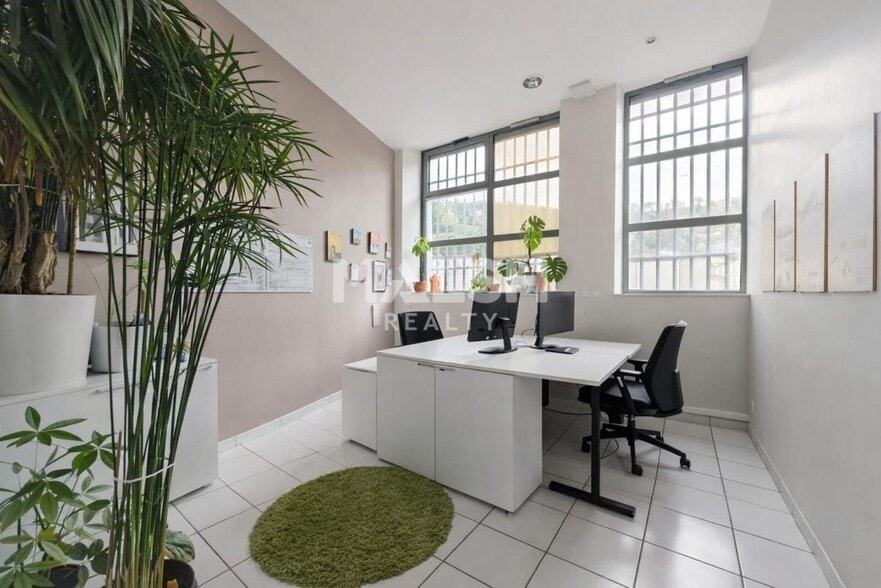 Retail in Lyon to rent - Building Photo - Image 3 of 11