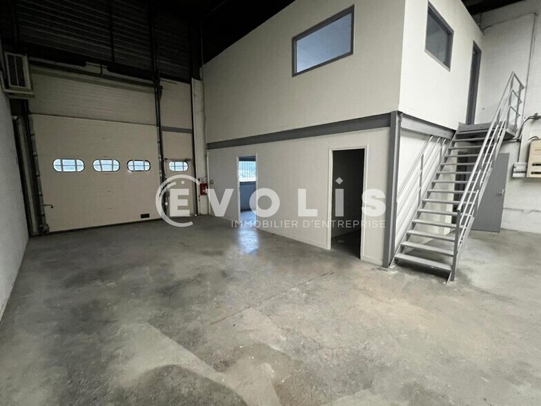 Light Industrial in Lisses to rent - Interior Photo - Image 3 of 7
