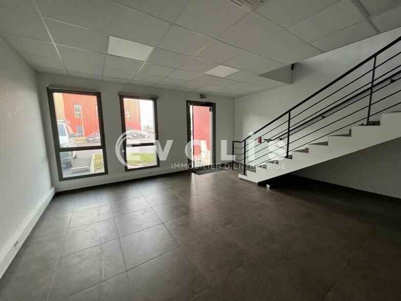 Light Industrial in Chassieu to rent - Interior Photo - Image 3 of 14