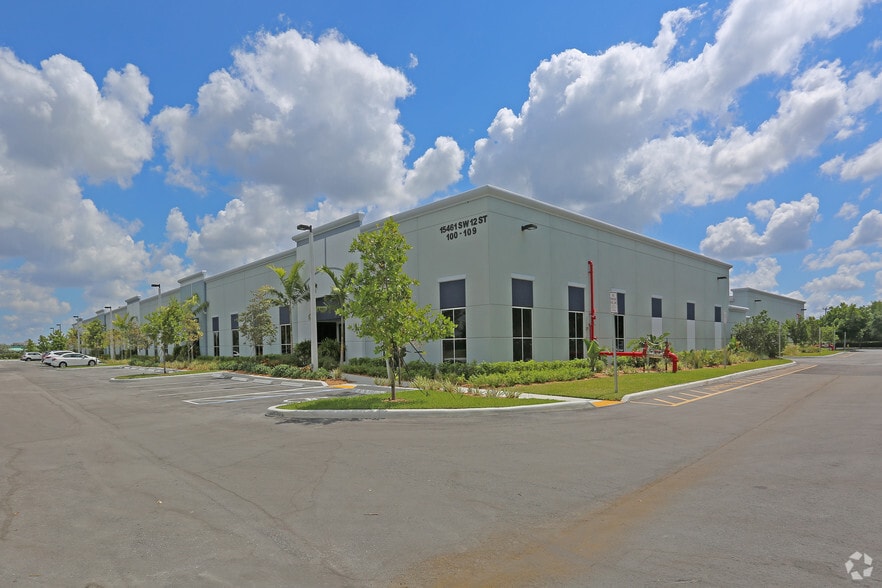 15499 SW 12th St, Sunrise, FL to rent - Primary Photo - Image 2 of 7