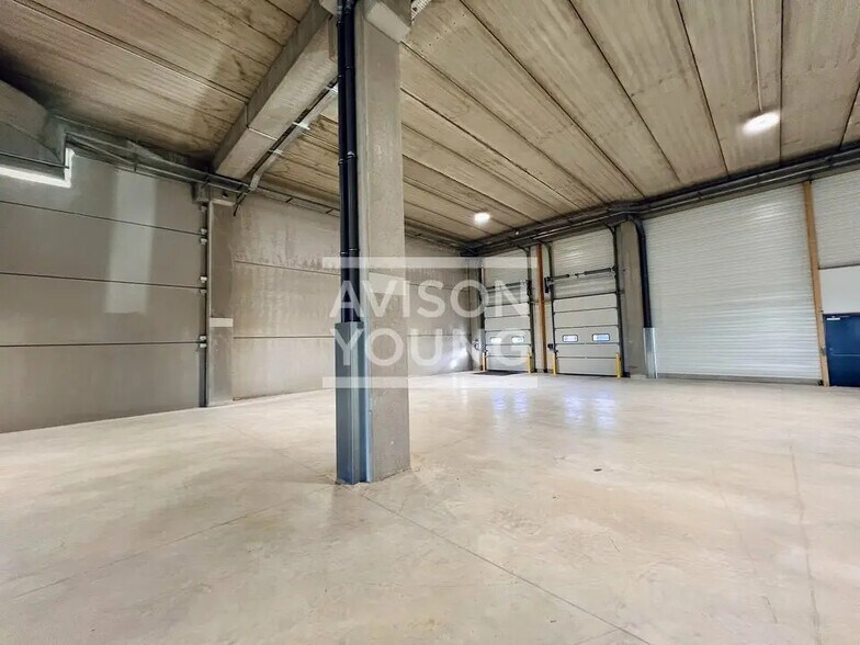 Light Industrial in to rent - Interior Photo - Image 2 of 12