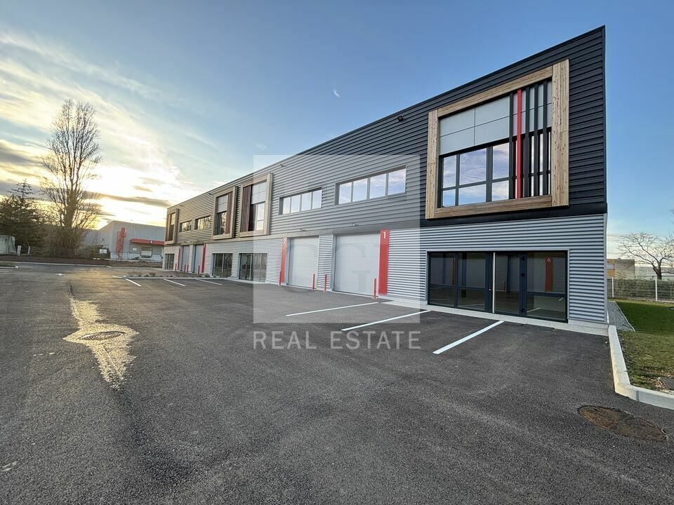 Light Industrial in Saint-Quentin-Fallavier to rent Building Photo- Image 1 of 13