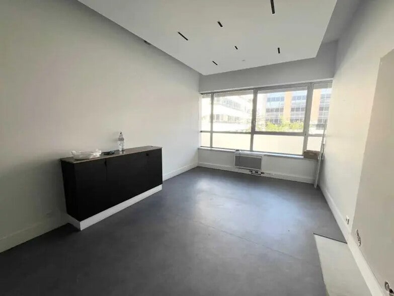 Light Industrial in Paris to rent - Interior Photo - Image 3 of 5