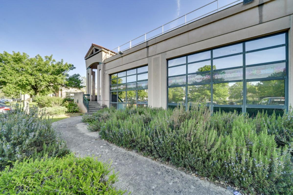 Office in Bron to rent Building Photo- Image 1 of 16
