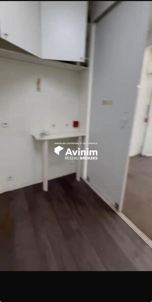 Retail in Paris to rent - Interior Photo - Image 2 of 2