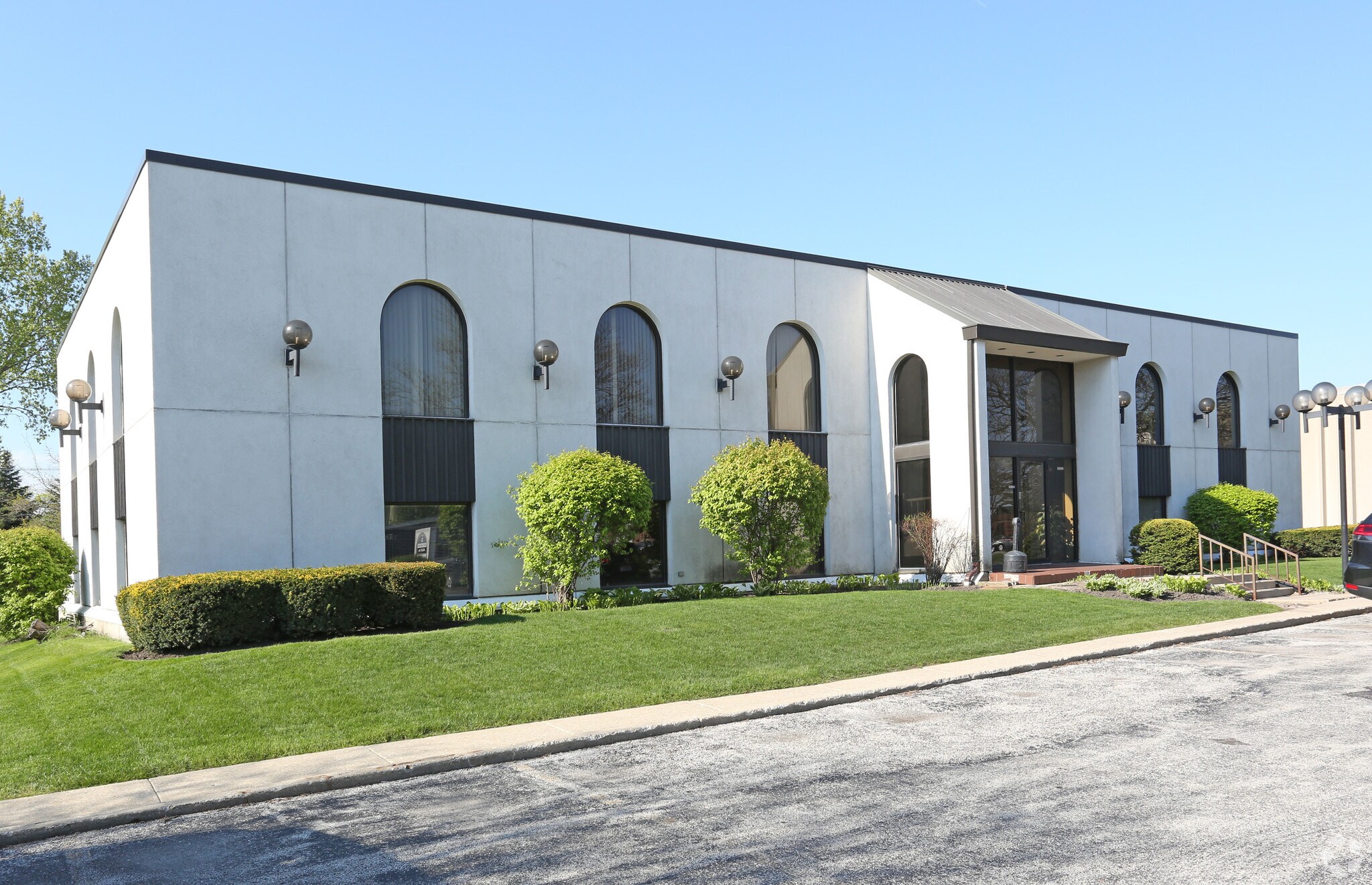 5 E College Dr, Arlington Heights, IL for rent Building Photo- Image 1 of 4