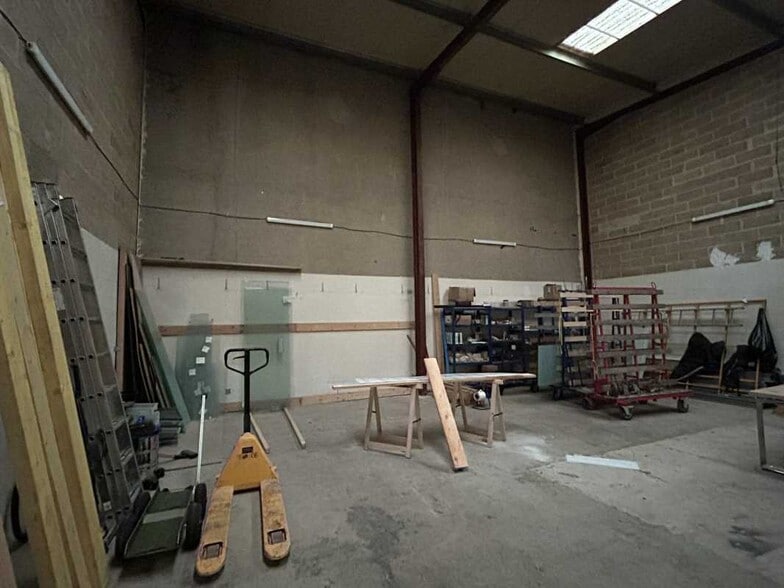 Light Industrial in Stains to rent - Interior Photo - Image 2 of 4