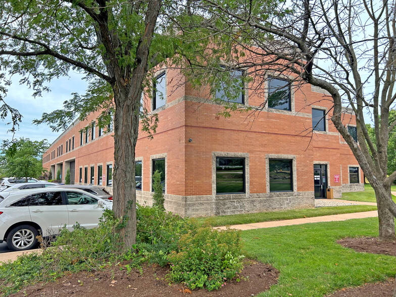 1122 Town & Country Commons, Chesterfield, MO for rent - Building Photo - Image 3 of 29