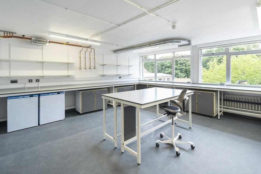 Cotswold Rd, Sutton to rent - Building Photo - Image 2 of 6