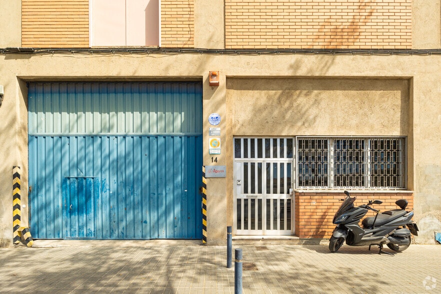 Industrial in Barcelona, Barcelona to rent - Building Photo - Image 2 of 2
