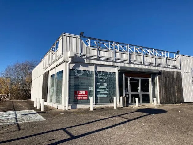 Location Commerce 900 m² - Photo 1