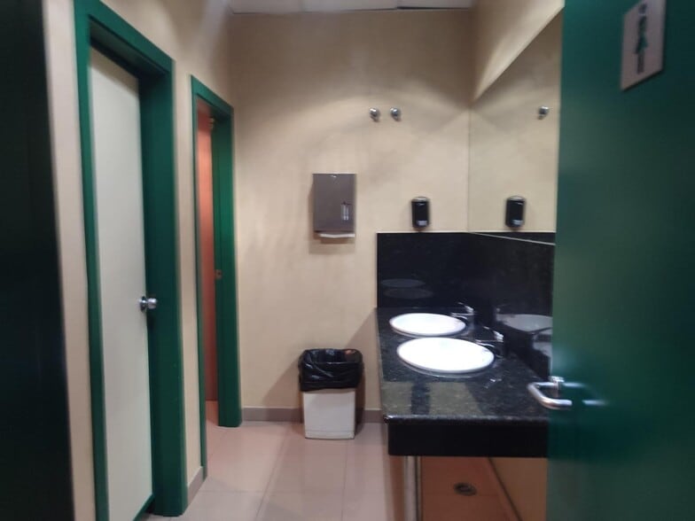 De Hytasa, Seville, Sevilla to rent - Building Photo - Image 1 of 9