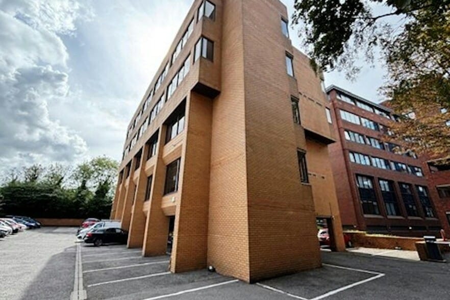 Alencon Link, Basingstoke to rent - Building Photo - Image 3 of 4
