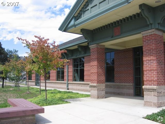 1495 NW Garden Valley Blvd, Roseburg, OR for rent - Building Photo - Image 2 of 8