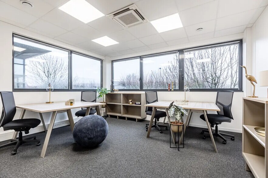 6 Rue Blaise Pascal, Élancourt to rent - Interior Photo - Image 1 of 13