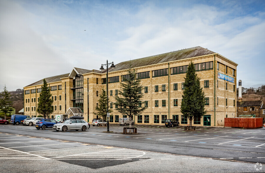 Salts Mill Rd, Shipley for rent - Building Photo - Image 1 of 14