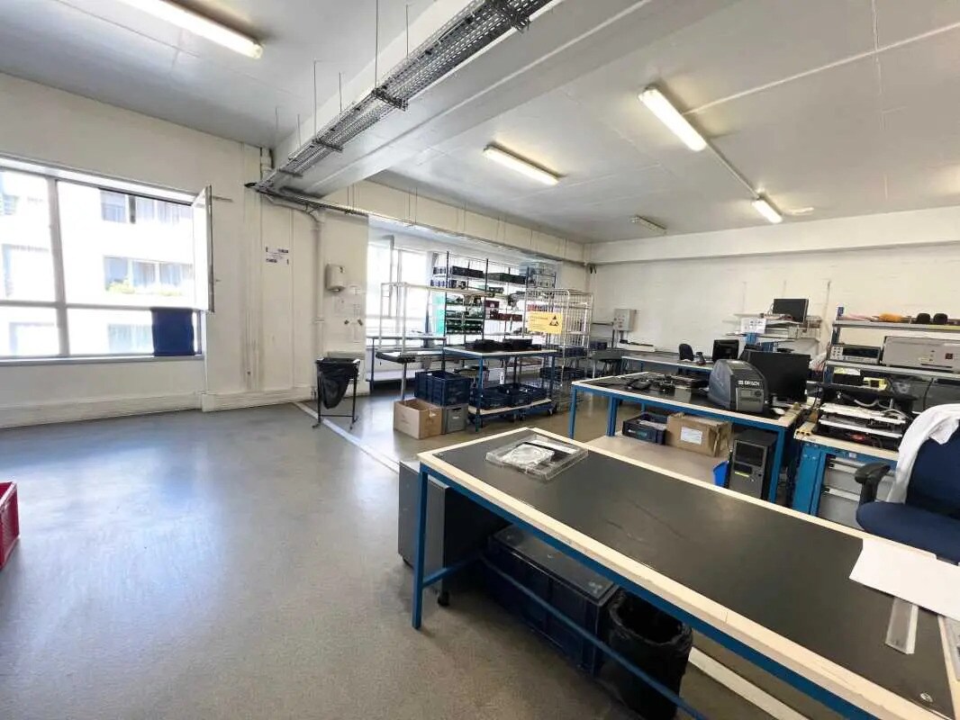 Light Industrial in Paris to rent Interior Photo- Image 1 of 5