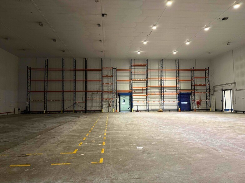 Industrial in Madrid, Madrid to rent - Primary Photo - Image 1 of 2