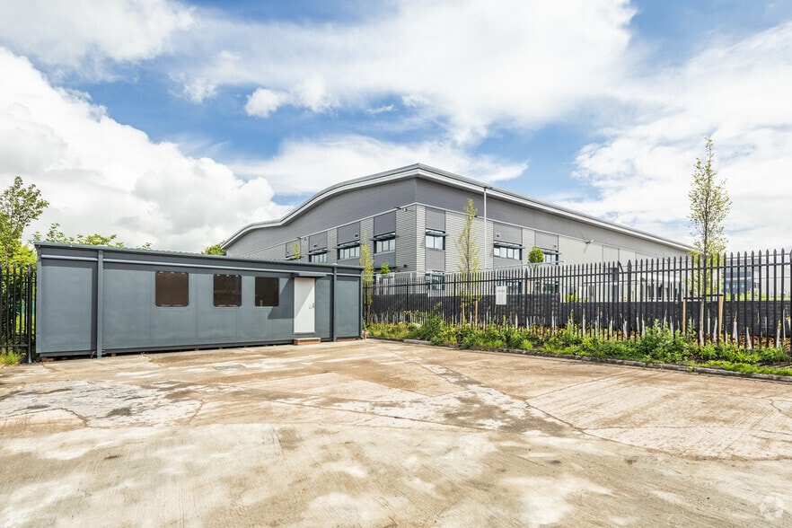 2 Acornfield Rd, Liverpool to rent - Building Photo - Image 1 of 5