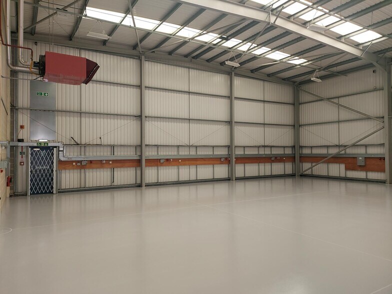 Units 17-18, Decimus Park, Tunbridge Wells to rent - Interior Photo - Image 3 of 7