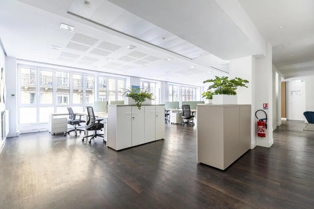 Location Bureaux 215 m² - Photo 1