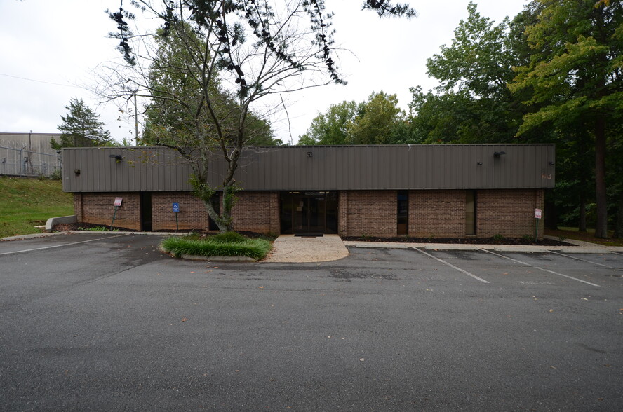 4000 Brownsboro Rd, Winston-Salem, NC for rent - Building Photo - Image 3 of 15