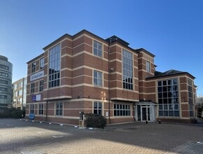 St Cloud Way, Maidenhead to rent Building Photo- Image 1 of 9