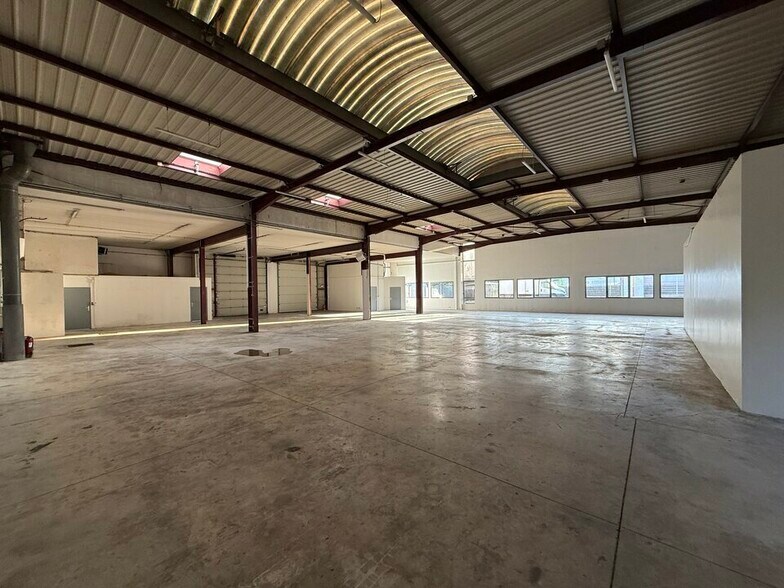 Light Industrial in Le Blanc-Mesnil to rent - Interior Photo - Image 2 of 10