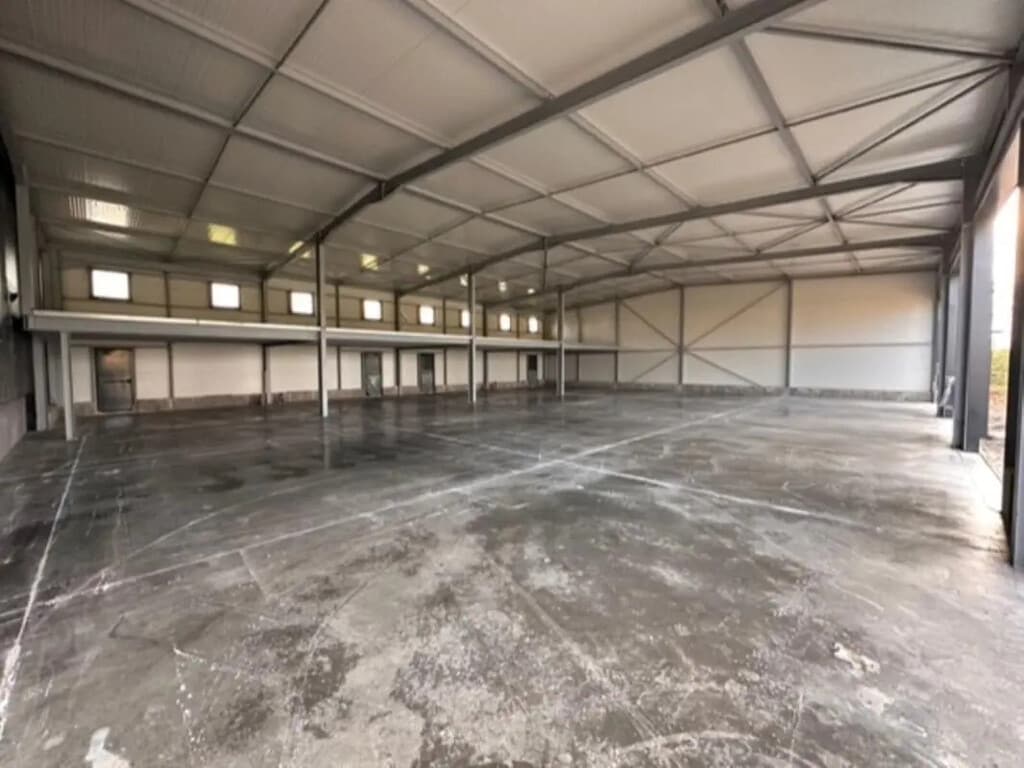Location Local d'activités 600 m² - Photo 1