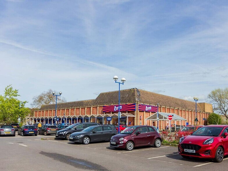 Clevedon Triangle Centre, Clevedon to rent - Building Photo - Image 2 of 11