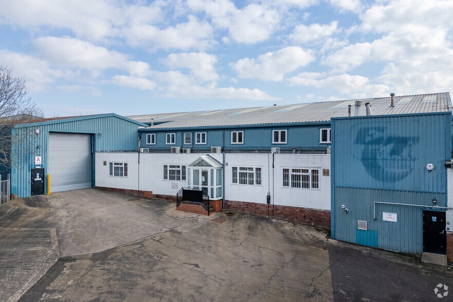 Dudley Rd, Halesowen to rent - Primary Photo - Image 1 of 4