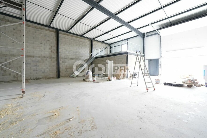 275 Rue Du Petit Bois, Mornant to rent - Interior Photo - Image 2 of 10