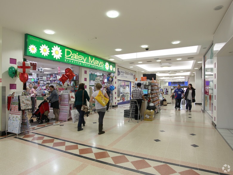 Victoria Centre, Harrogate to rent - Interior Photo - Image 2 of 10